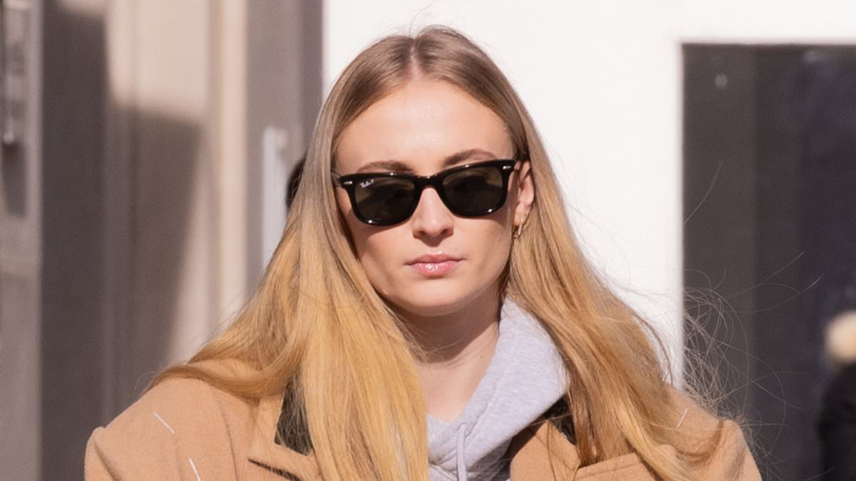 taylor-alert-–-sophie-turner-bundles-up-during-an-outing-with-her-two-daughters-in-nyc…-after-enjoying-a-girls'-night-with-taylor-swift-and-gigi-hadid