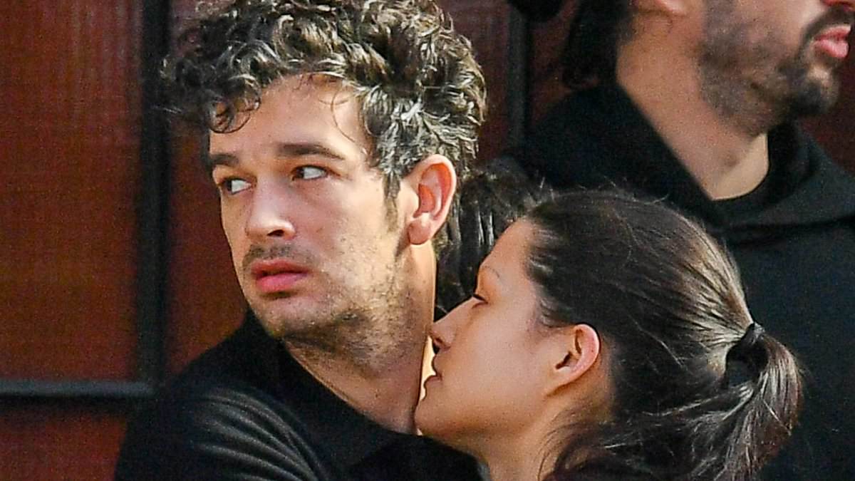 taylor-alert-–-matty-healy-and-his-new-american -girlfriend gabbriette-bechtel-enjoy-a-very-public-display-of-affection-as-they-embrace-during-day-out-in-new-york