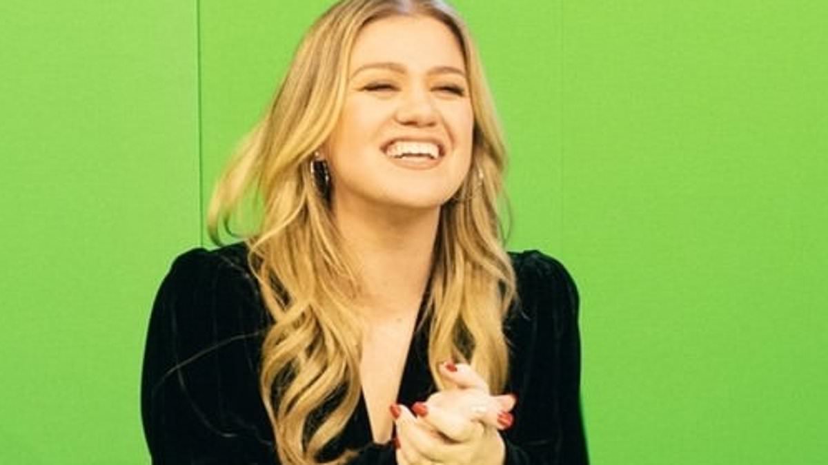 taylor-alert-–-kelly-clarkson-models-plunging-dress-amid-weight-loss-and-flashes-a-new-cross-ring-on-wedding-finger-–-three-years-after-brandon-blackstock-split