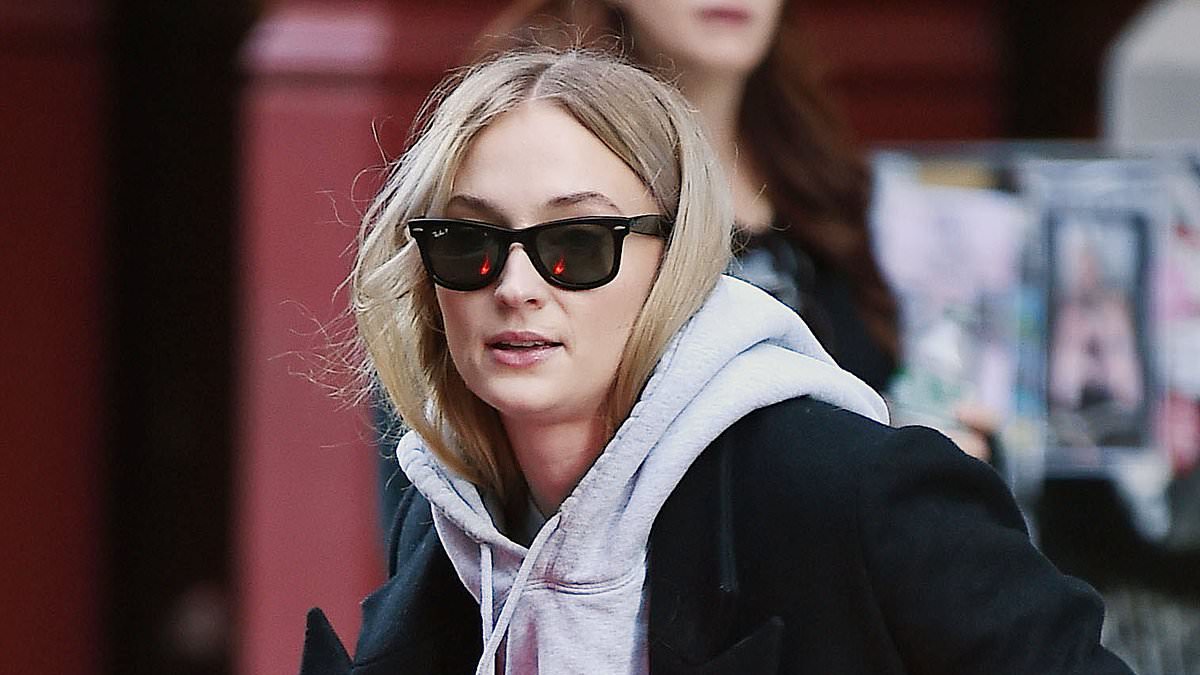 taylor-alert-–-sophie-turner-bundles-up-in-a-grey-hoodie-and-black-coat-as-she-leaves-pal-taylor-swift’s-apartment-in-nyc…-after-night-out-with-dakota-johnson