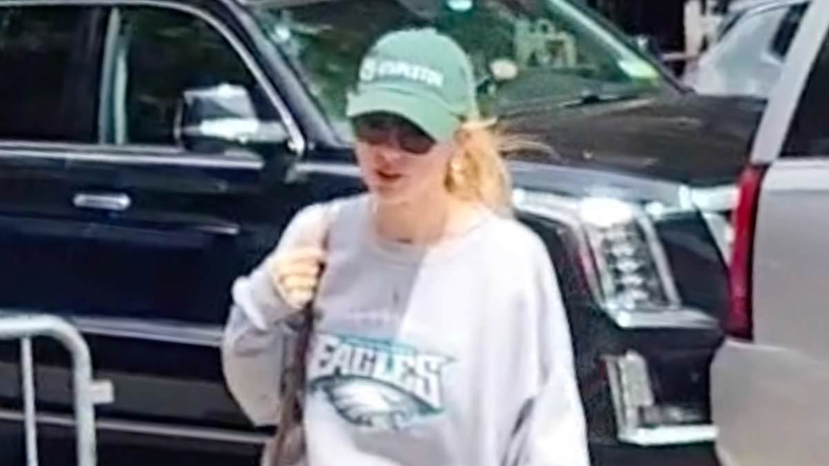 taylor-alert-–-taylor-swift-grew-up-a-philadelphia-fan-and-wore-an-eagles-sweater-only-a-few-months-ago…-now-her-loyalty-will-be-tested-when-boyfriend-travis-kelce-takes-on-her-family’s-team-on-monday