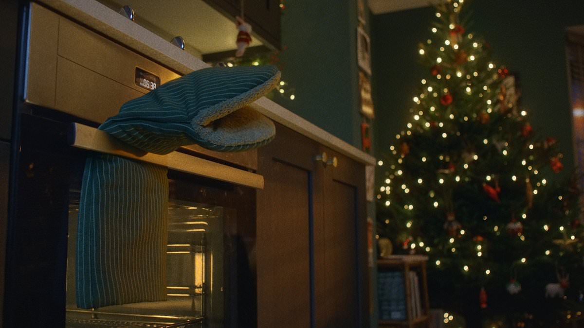 taylor-alert-–-morrisons-releases-amusing-advert-showing-oven-gloves-singing-along-to-nothing's-gonna-stop-us-now-as-families-prepare-their-festive-feast