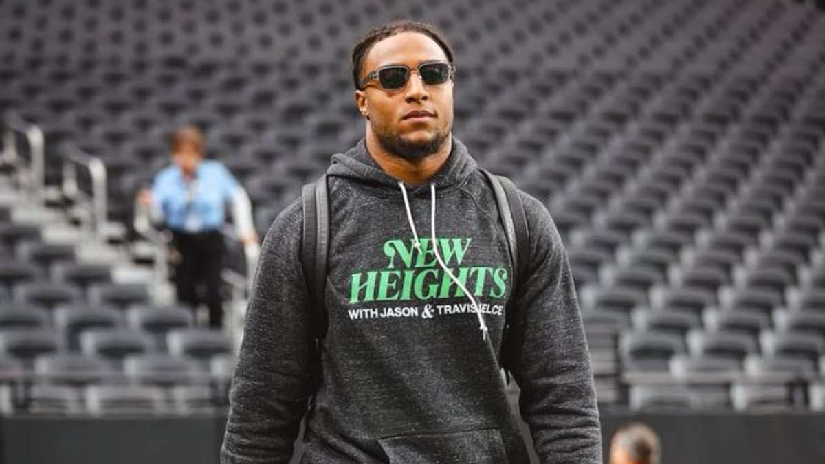 taylor-alert-–-travis-kelce’s-teammate-justin-reid-arrives-for-raiders-nfl-game-wearing-a-new-heights-hoodie-in-tribute-to-the-fellow-chiefs-star’s-podcast-with-brother-jason