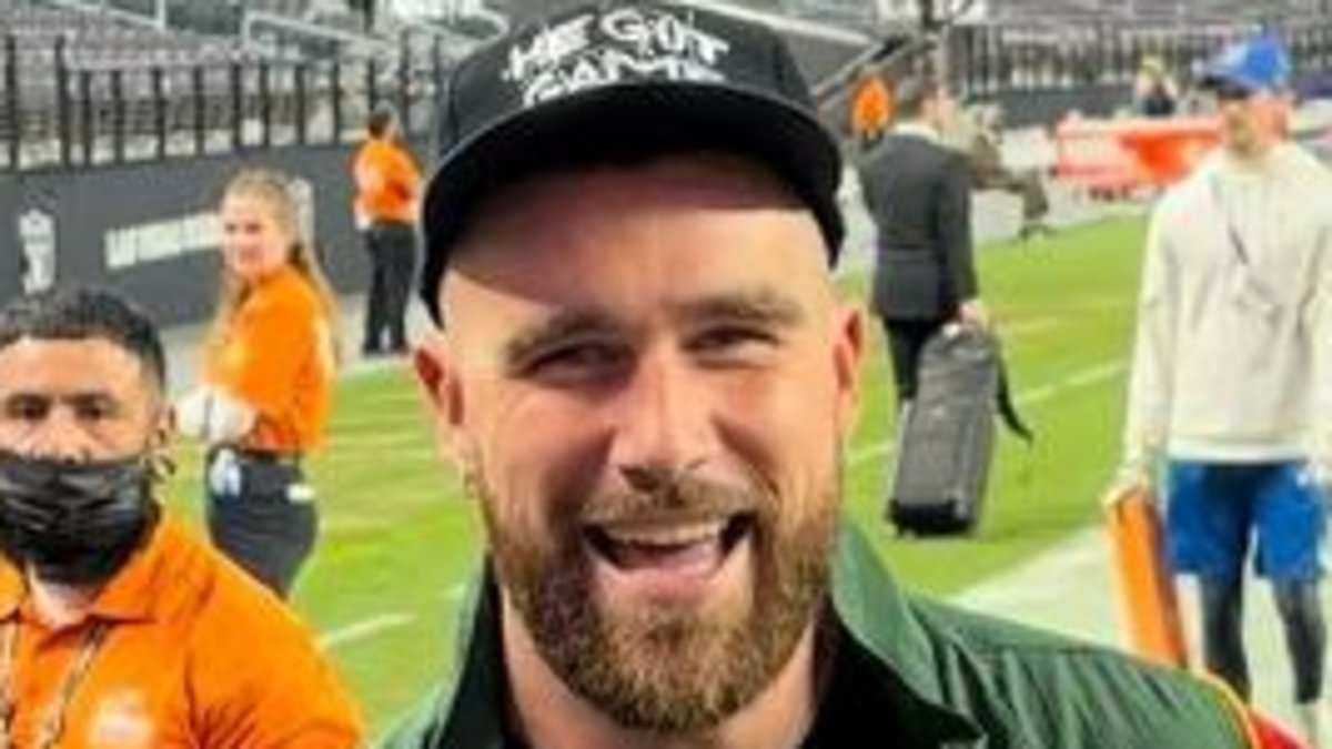 taylor-alert-–-travis-kelce-appears-to-wear-a-las-vegas-strip-club-t-shirt-as-he-greets-fans-after-chiefs’-win-over-raiders-–-before-returning-to-kansas-city-to-reunite-with-girlfriend-taylor-swift