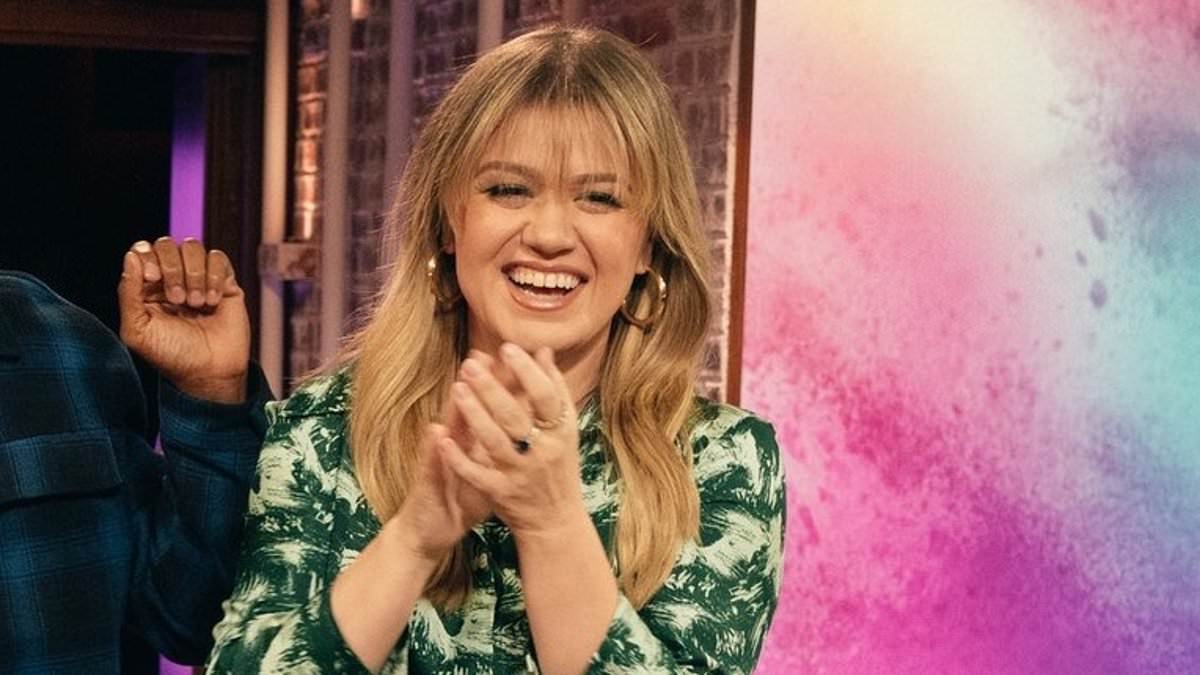 taylor-alert-–-kelly-clarkson,-41,-shows-off-her-weight-loss-in-a-green-and-white-dress-as-she-interviews-mark-harmon-who-teases-a-freaky-friday-sequel