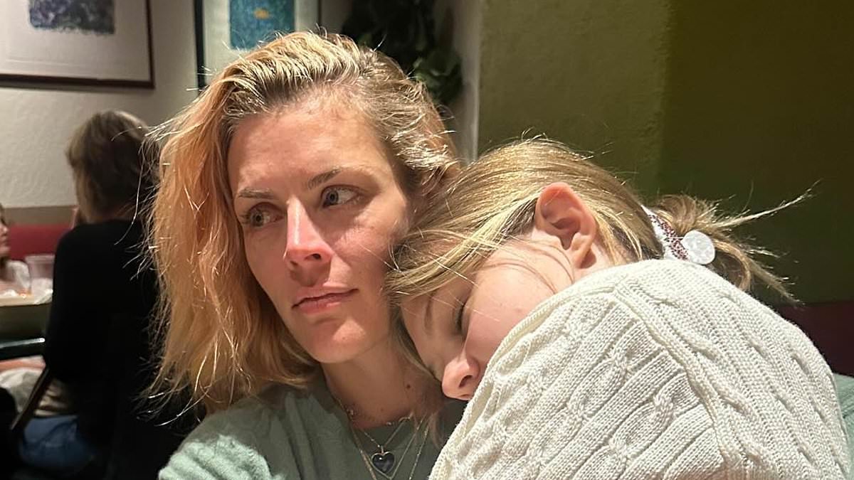 taylor-alert-–-busy-philipps-posts-christmas-photos-with-her-daughters…-two-weeks-after-her-eldest-child-birdie,-15,-suffered-a-seizure-while-away-at-boarding-school-in-sweden