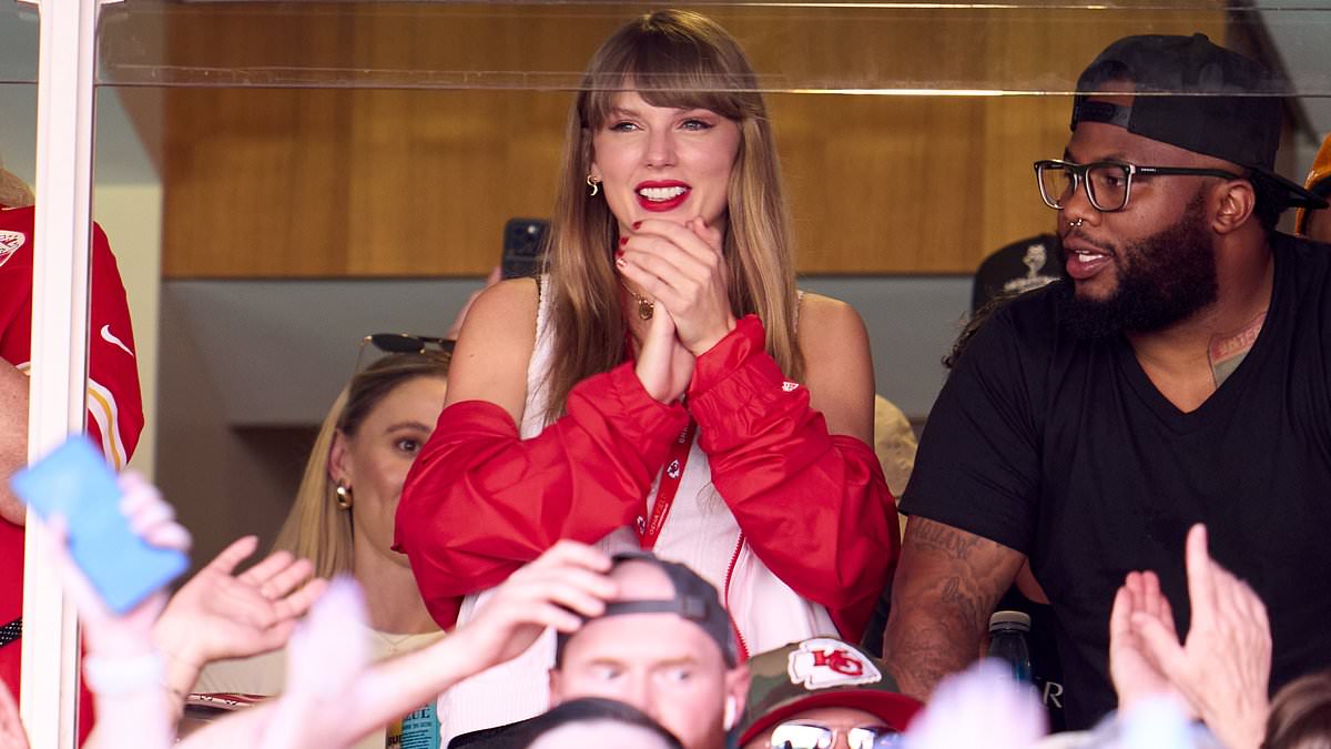 taylor-alert-–-taylor-swift-gives-new-bff-brittany-mahomes-a-lift-to-green-bay!-pop-megastar-is-hidden-by-umbrellas-as-she-boards-plane-en-route-to-see-boyfriend-travis-kelce’s-chiefs-play-packers-in-frigid-wisconsin