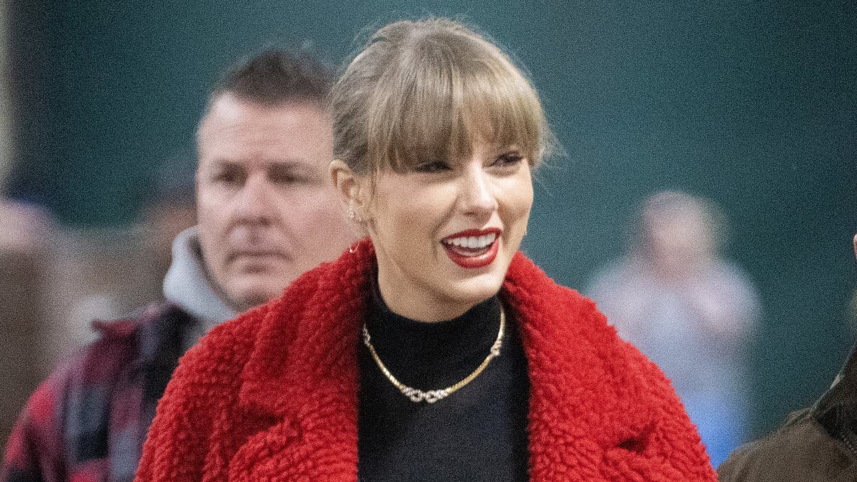 taylor-alert-–-taylor-swift-sports-a-$30,000-vintage-cartier-necklace-–-worth-half-the-average-american-salary-–-to-watch-boyfriend-travis-kelce’s-kansas-city-chiefs-game-against-green-bay