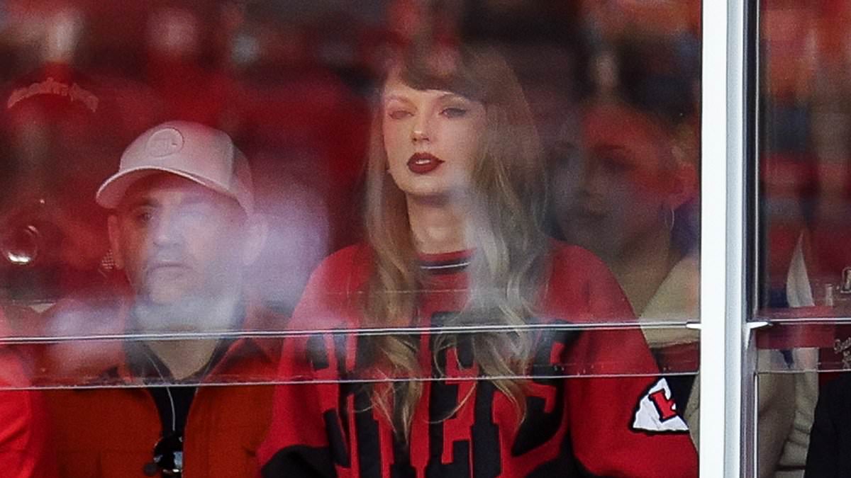 taylor-alert-–-taylor-swift-rocks-vintage-’90s-chiefs-sweatshirt-before-slipping-into-sexy-all-black-look-as-she-cheers-on-boyfriend-travis-kelce-at-buffalo-bills-game-in-kansas-city