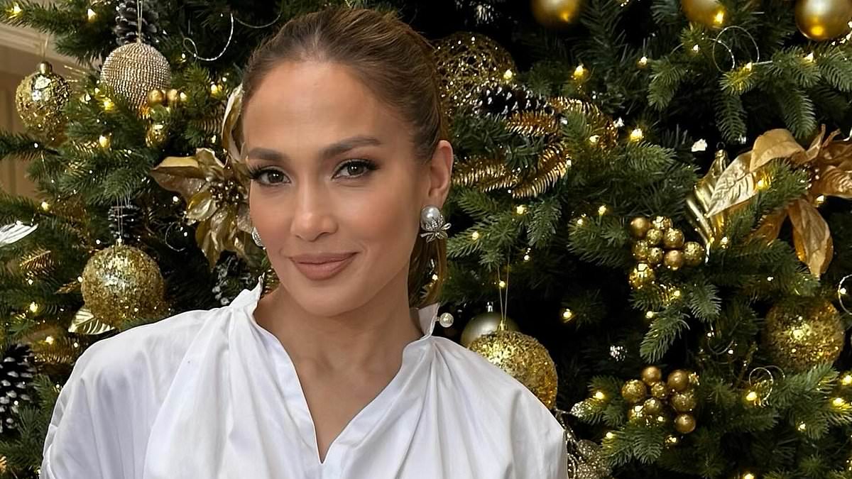 taylor-alert-–-jennifer-lopez-invites-followers-into-the-$60m-los-angeles-mansion-she-shares-with-ben-affleck-to-see-her-all-gold-christmas-decorations