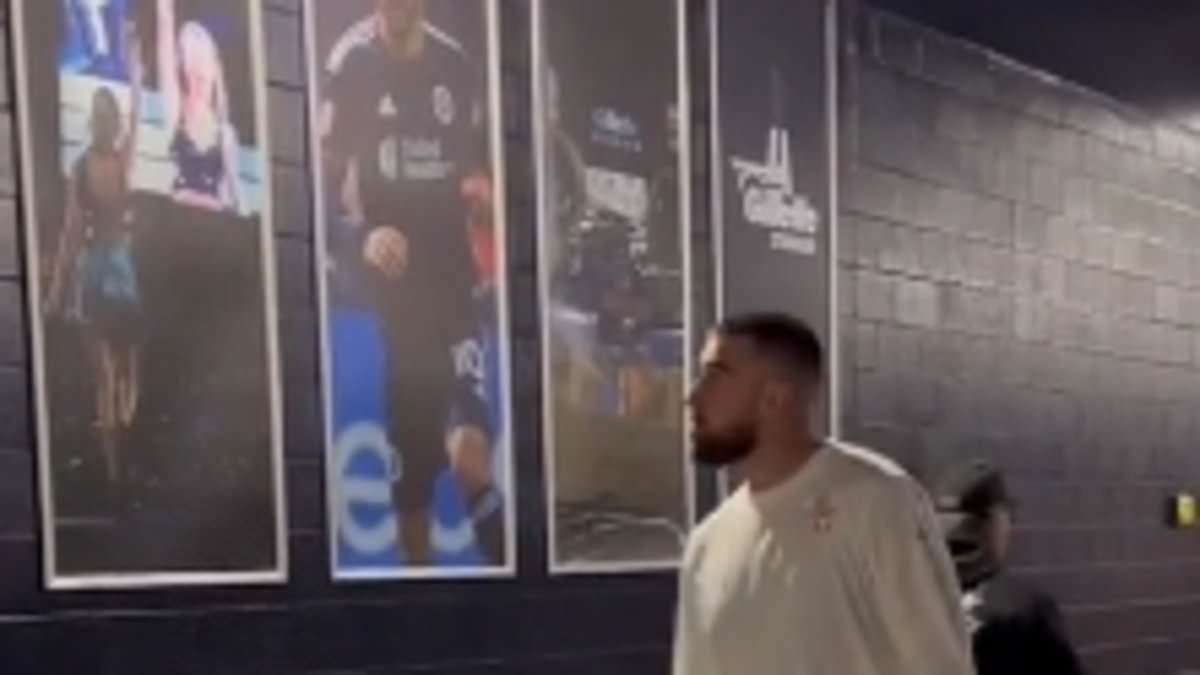 taylor-alert-–-travis-kelce-gazes-up-adoringly-at-poster-of-girlfriend-taylor-swift-on-gillette-stadium’s-wall-of-fame-as-he-heads-to-the-field-to-warm-up-for-chiefs-patriots