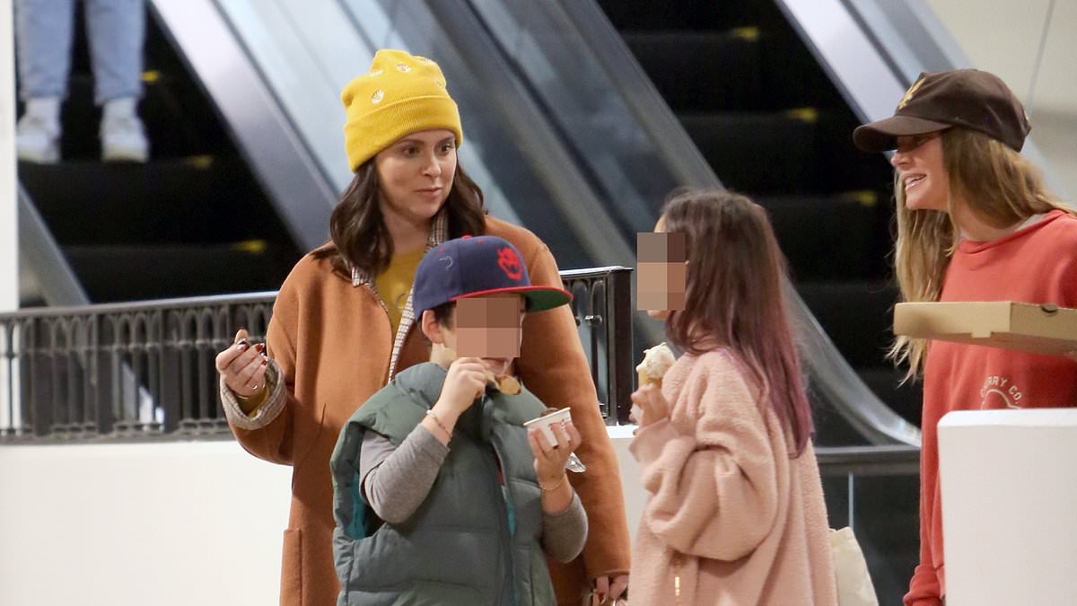 taylor-alert-–-jennifer-love-hewitt,-44,-chats-up-young-fans-as-she-bundles-up-for-christmas-shopping-in-rainy-la-–-after-speaking-out-about-aging-in-hollywood