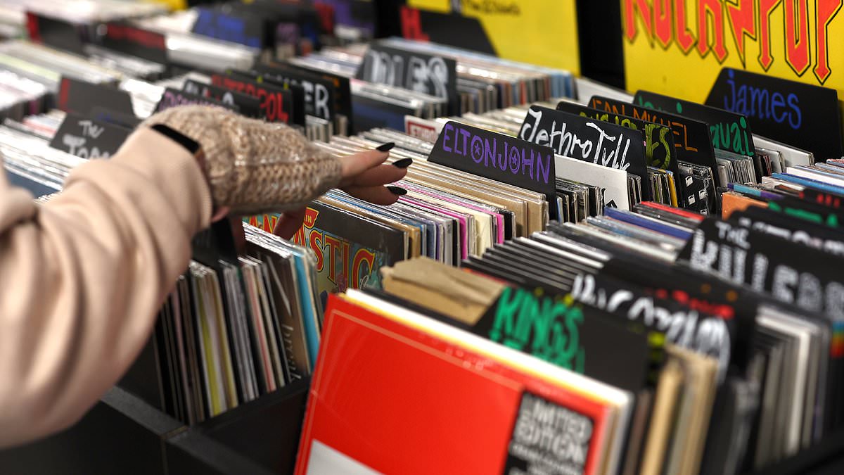 taylor-alert-–-the-return-of-vinyl…-and-cds!-how-gen-z-fans-suffering-from-‘streaming-fatigue’-are-driving-britain’s-return-to-physical-music-to-support-their-favourites-after-6-million-records-were-sold-in-2023-–-the-most-in-33-years