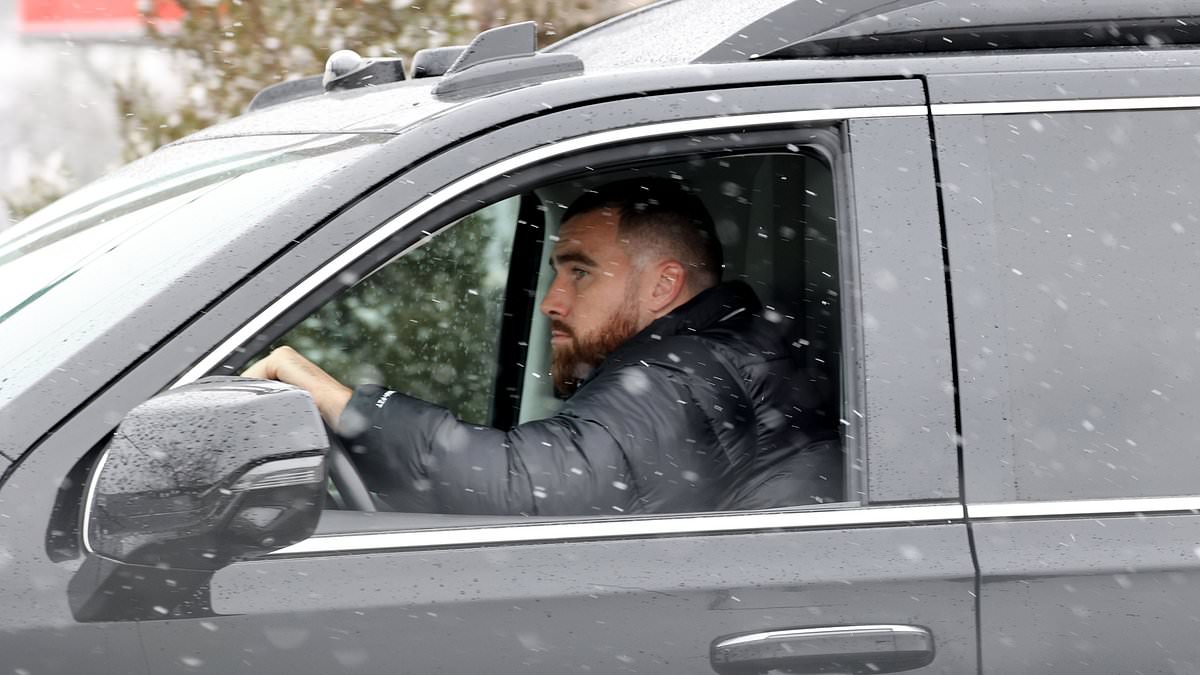 taylor-alert-–-travis-kelce-is-seen-at-a-kansas-city-panera-bread-drive-thru-before-taking-off-with-his-chiefs-teammates-to-face-the-chargers-in-la-–-where-taylor-swift-was-spotted-leaving-dogpound-gym