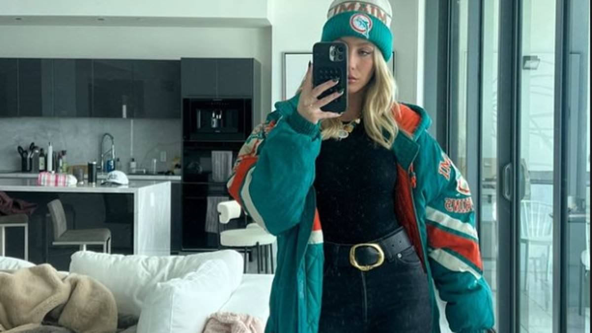 taylor-alert-–-taylor-swift-has-competition-in-kansas-city-as-tiktok-star-alix-earle-braves-the-cold-to-watch-boyfriend-braxton-berrios-play-for-the-dolphins-against-travis-kelce’s-chiefs