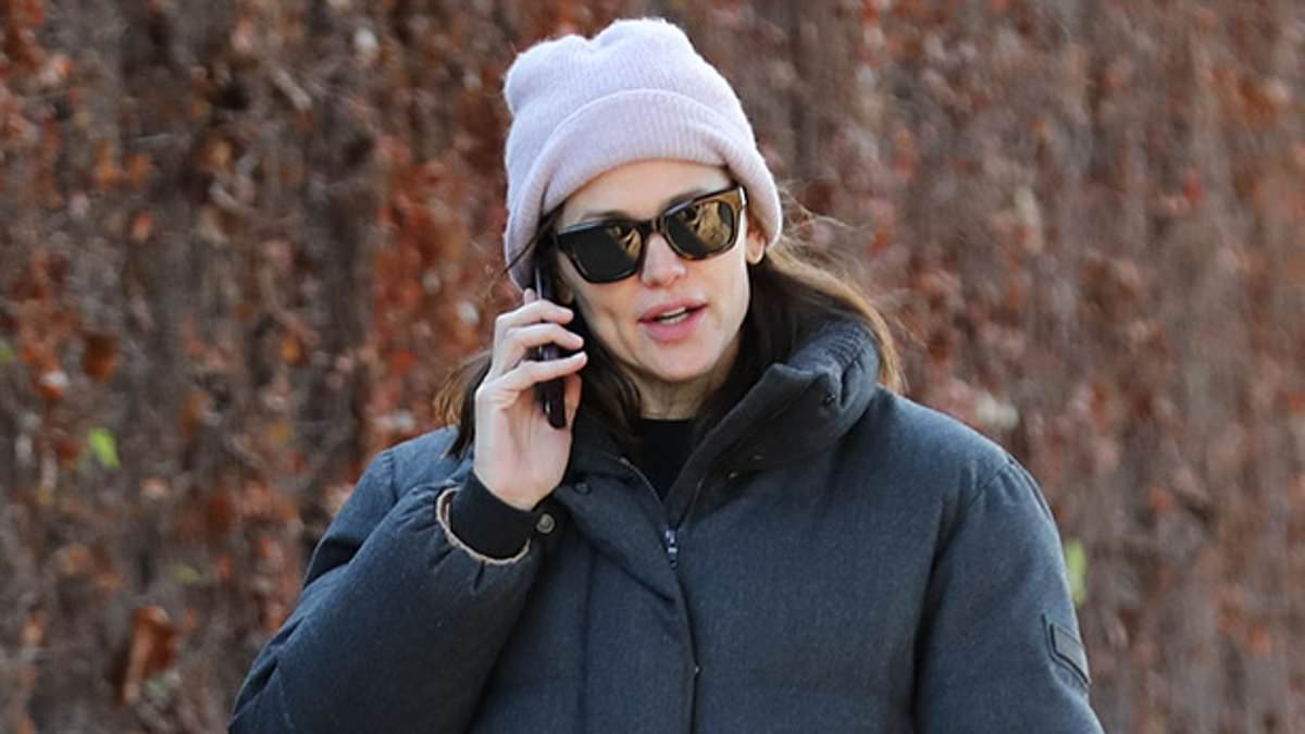 taylor-alert-–-jennifer-garner-bundles-up-in-cropped-puffy-jacket-and-pale-purple-beanie-as-she-chats-on-her-phone-while-enjoying-a-brisk-morning-stroll-in-santa-monica