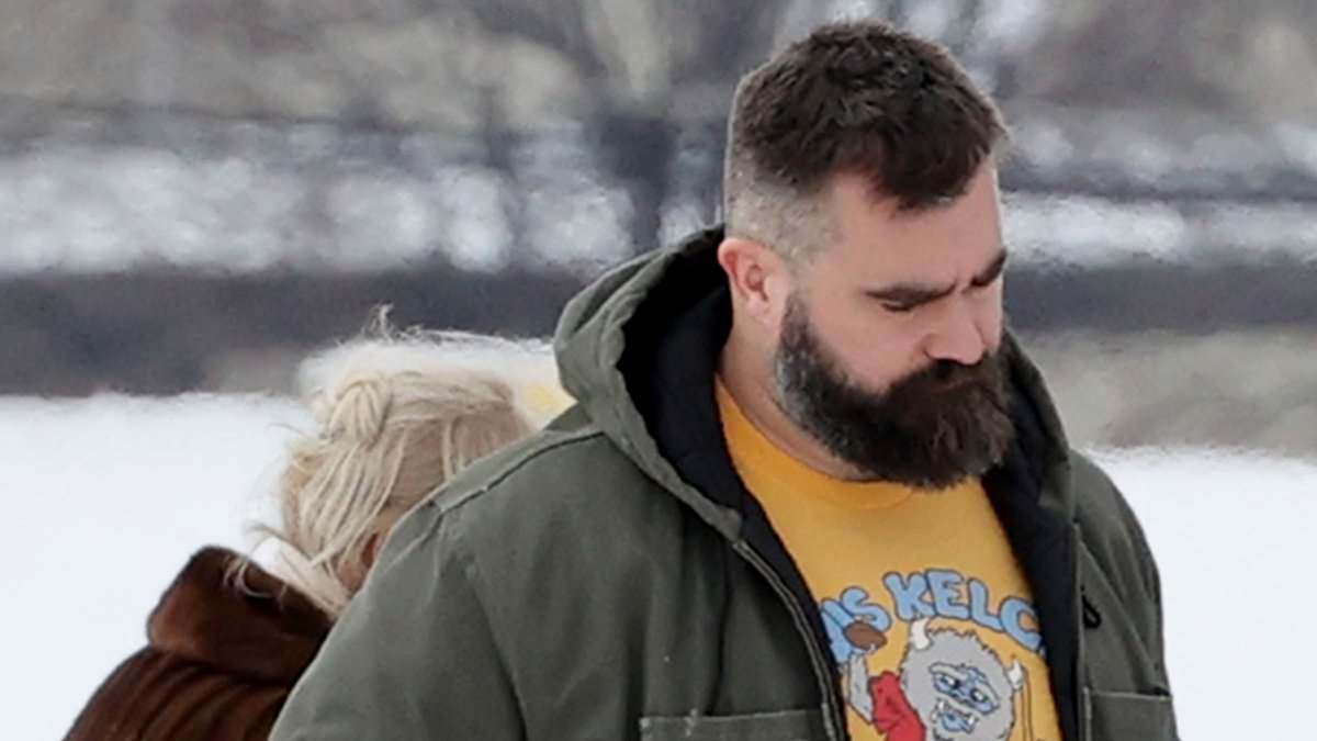 taylor-alert-–-jason-kelce-arrives-in-buffalo-to-cheer-on-his-brother-travis-and-the-chiefs-against-the-bills…-and-finally-meet-big-yeti’s-girlfriend-taylor-swift