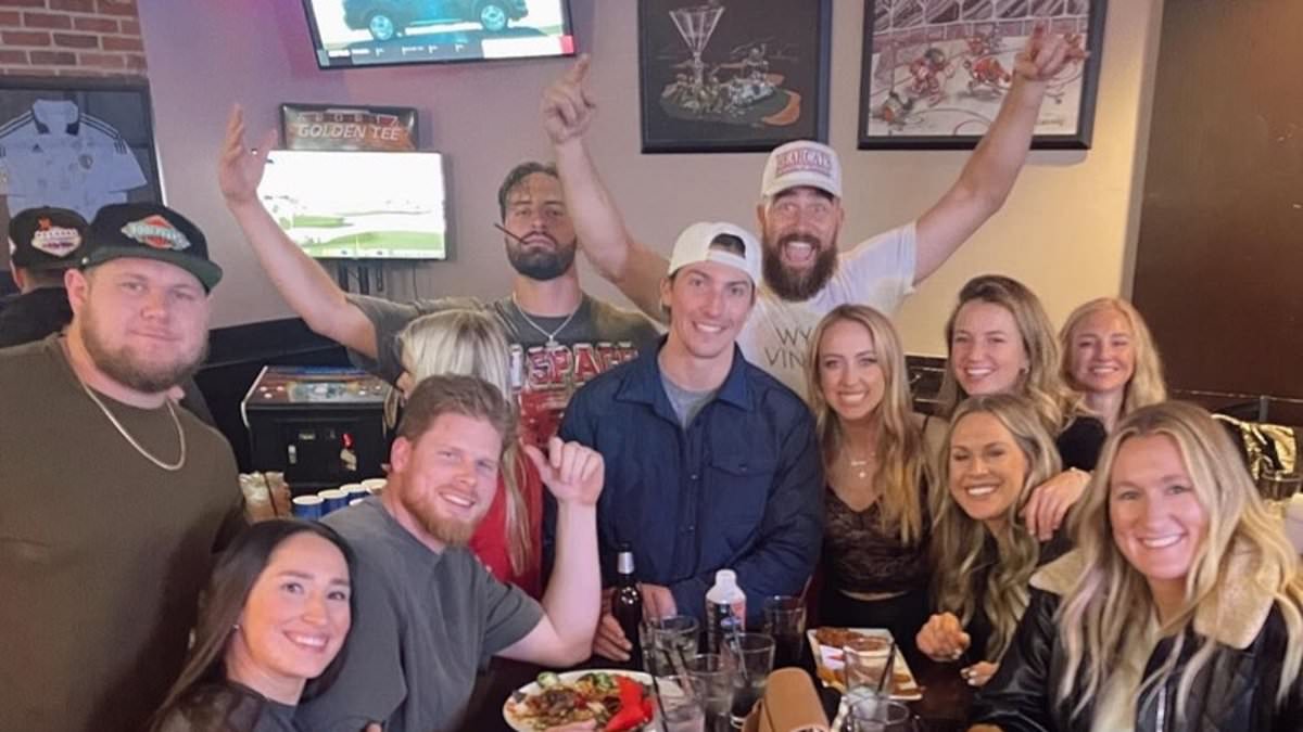 taylor-alert-–-travis-kelce-went-ahead-with-‘scaled-down’-party-which-many-chiefs-teammates-skipped-after-deadly-super-bowl-parade-shooting:-taylor-swift’s-‘tone-deaf’-boyfriend-is-seen-beaming-alongside-brittany-mahomes-at-kansas-city-sports-bar