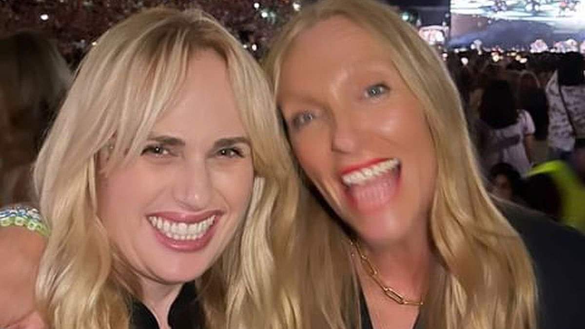 taylor-alert-–-‘papa-swift!’-rebel-wilson-delighted-as-she-gets-a-selfie-with-taylor’s-dad-while-partying-with toni-collette-at-second-sydney-concert