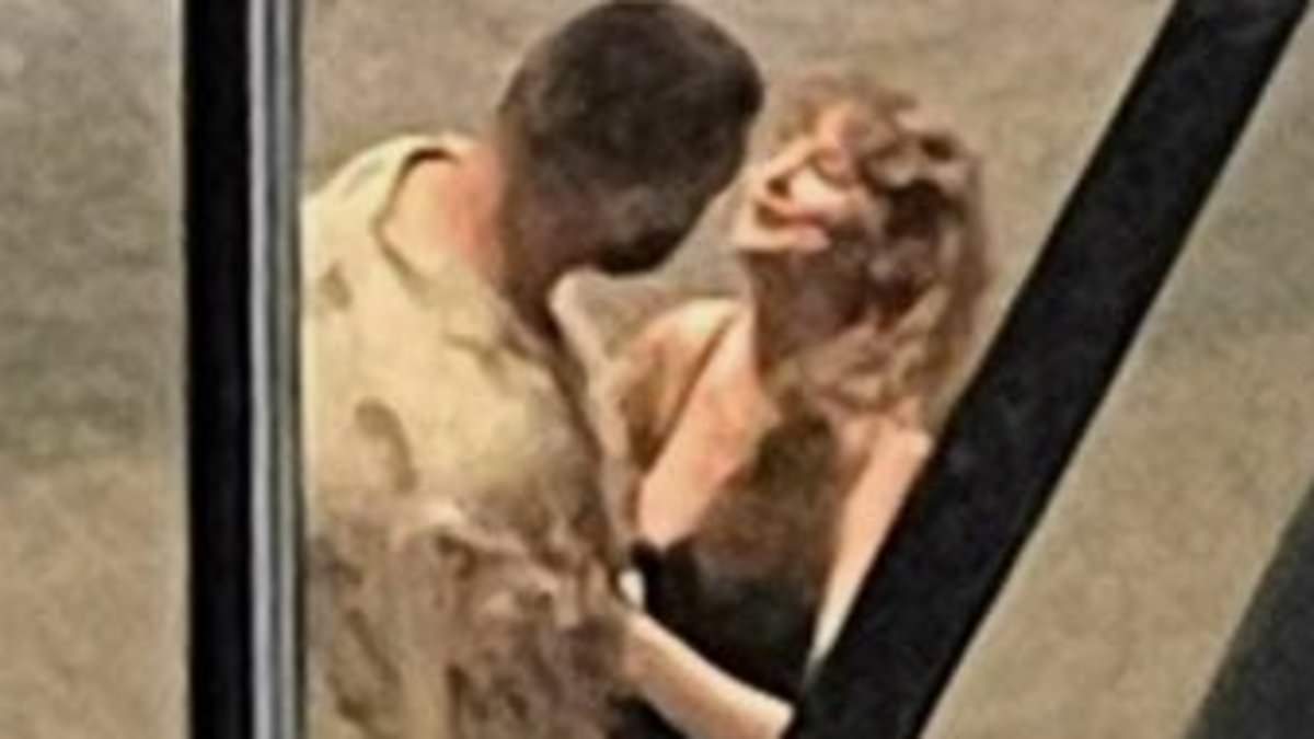 taylor-alert-–-a-love-story…-in-singapore:-taylor-swift-holds-hands-with-travis-kelce-on-a-romantic-date-before-heading-to-dinner-with-her-band