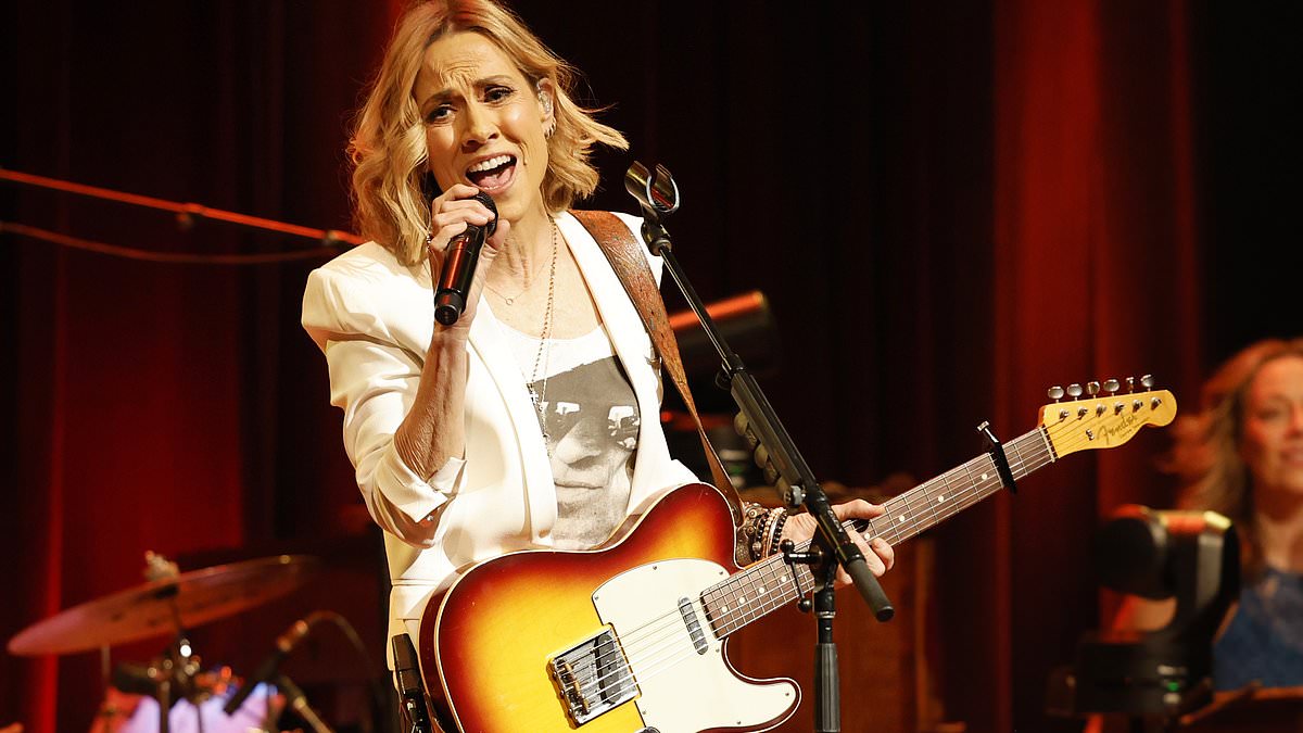 taylor-alert-–-sheryl-crow-calls-taylor-swift-‘a-powerhouse’-for-re-recording-her-early-works-to-gain-complete-control-of-her-music-catalog