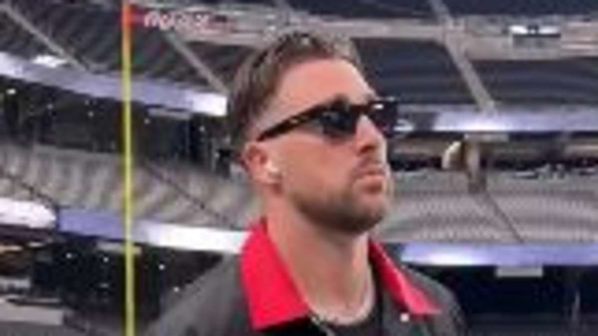 taylor-alert-–-travis-kelce-arrives-for-chiefs-vs-raiders-showdown-while-taylor-swift-performs-in-new-orleans