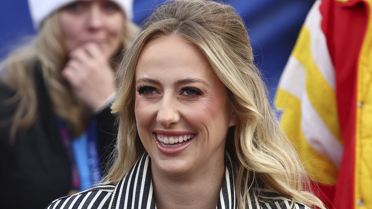 taylor-alert-–-pregnant-brittany-mahomes-is-stylish-in-striped-pantsuit-at-kansas-city-chiefs-game