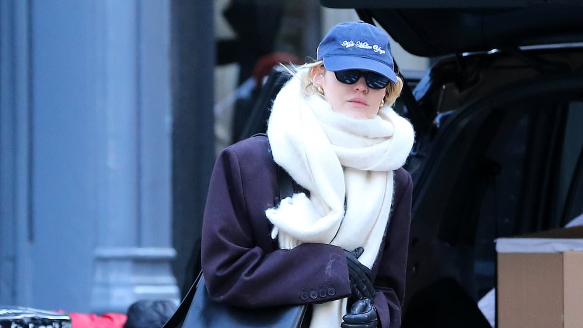 taylor-alert-–-gigi-hadid-is-unrecognizable-while-bundled-up-in-a-thick-7ft-white-scarf-in-new-york-city