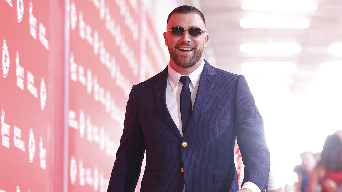 taylor-swift-alerts-–-travis-kelce’s-very-bold-pregame-outfit-leaves-nfl-fans-split:-‘taylor-swift-let-him-out-like-that?’