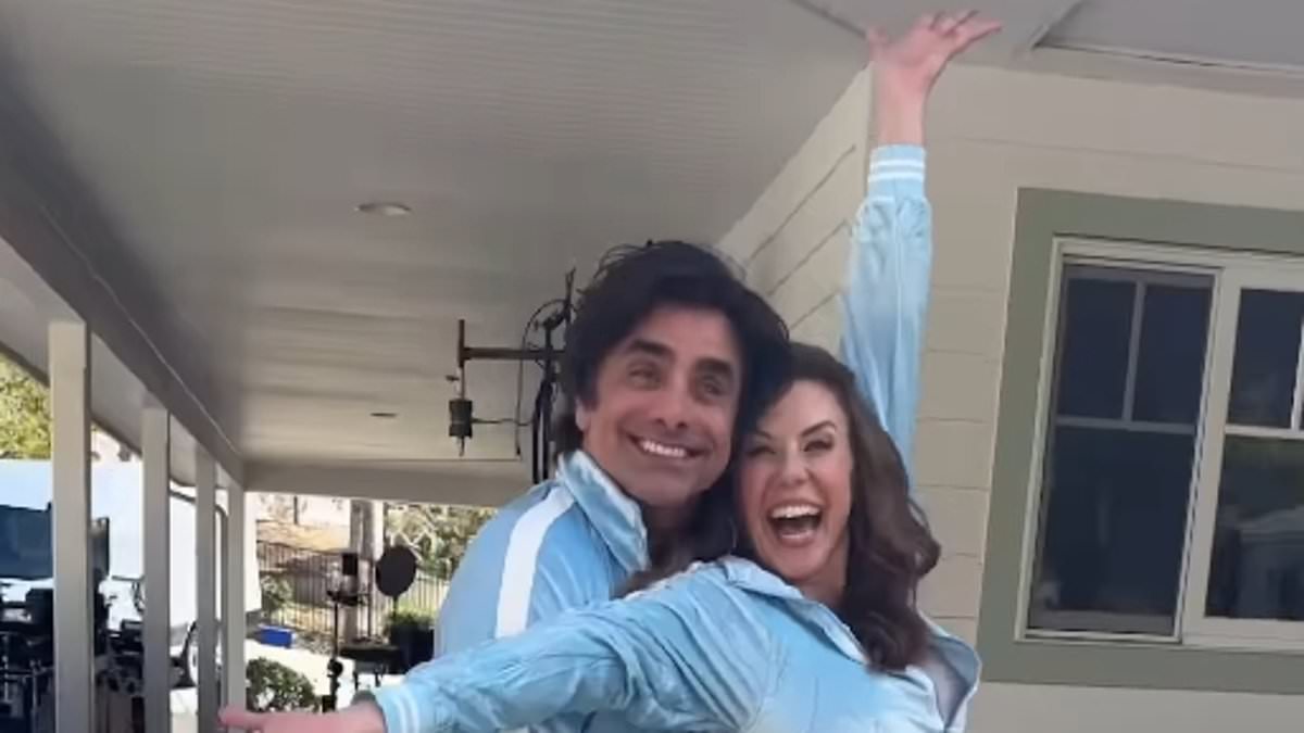 taylor-swift-alerts-–-john-stamos-dances-with-his-full-house-‘niece’-jodie-sweetin-to-taylor-swift-in-matching-outfits