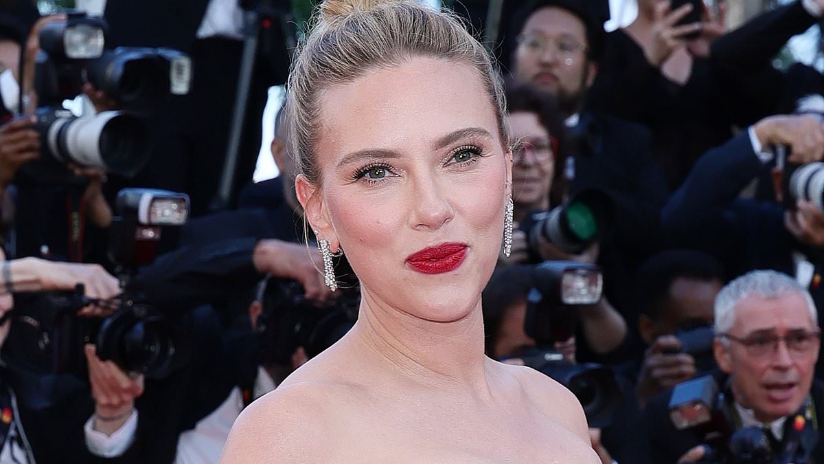 taylor-swift-alerts-–-scarlett-johansson-fans-surprised-she-dated-a-musical-genius-24-years-ago…-long-before-she-wed-colin-jost