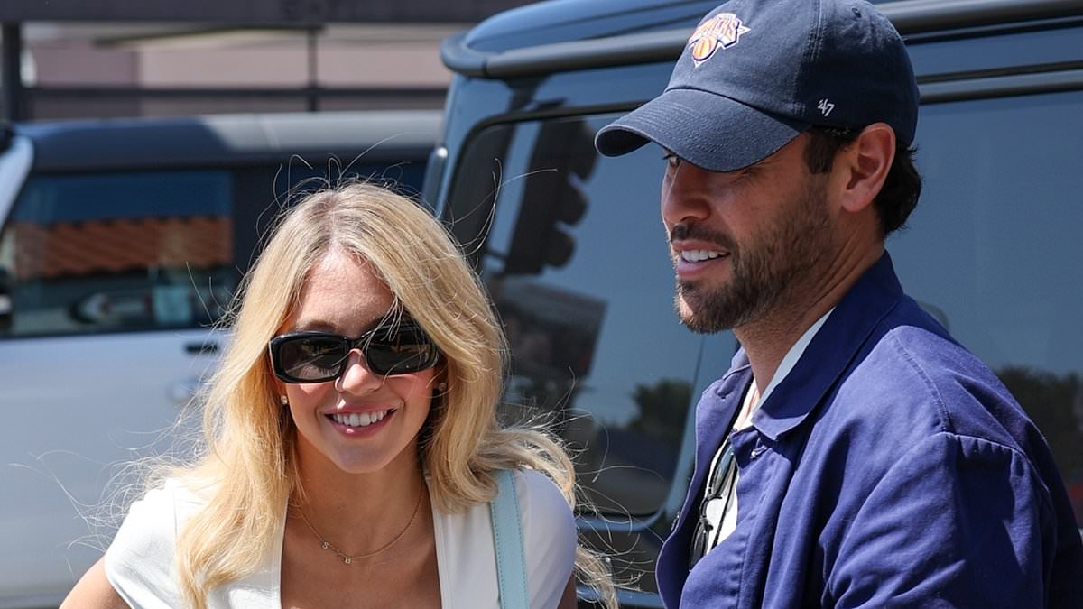 taylor-swift-alerts-–-sydney-sweeney-gets-boyfriend-scooter-braun’s-support-at-her-lingerie-event-in-la-after-couple’s-near-run-in-with-taylor-swift